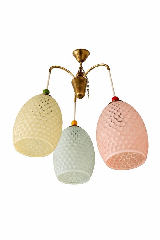 Lustra ar krāsainiem stikla kupoliem